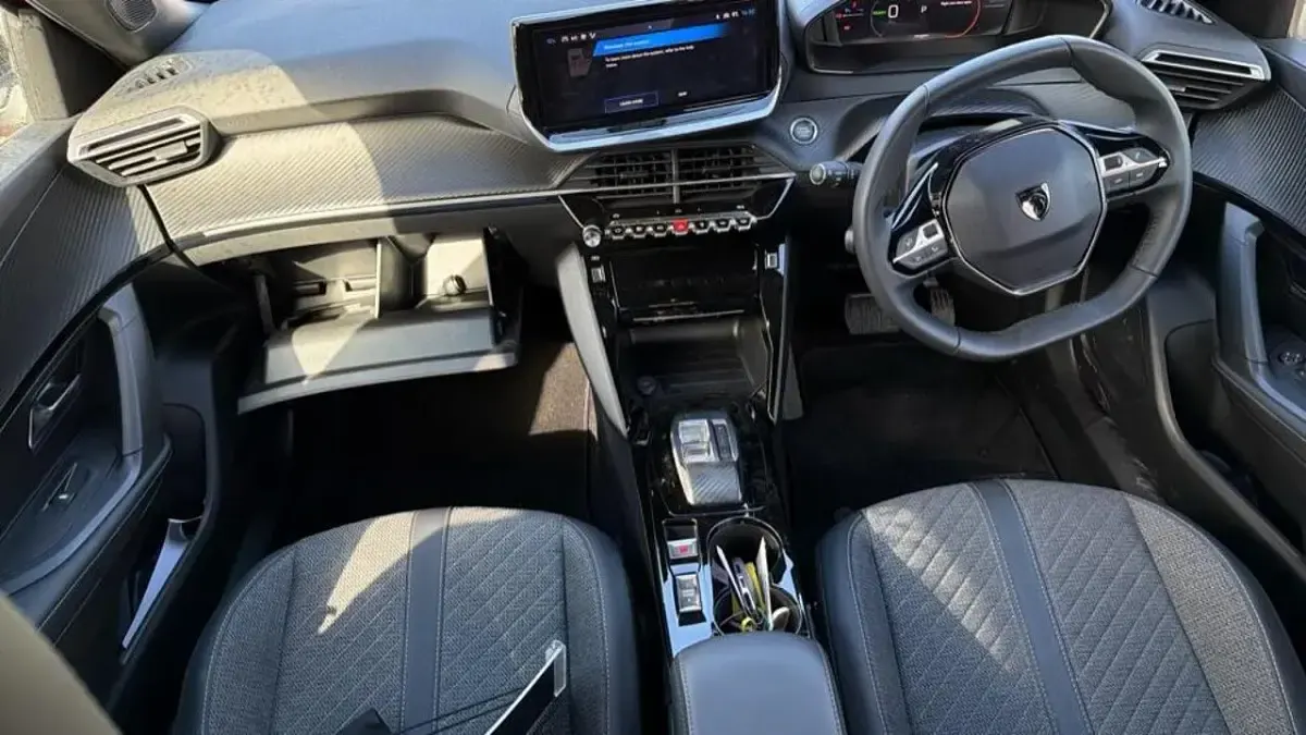 Second-hand Peugeot e-2008 Allure 98 kW (134 CP) 2024 Roșu SUV