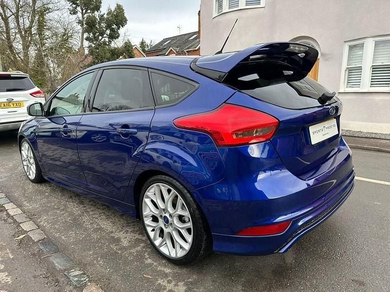 Used Ford Focus Zetec 125 HP (91 kW) 2016 Blue Hatchback