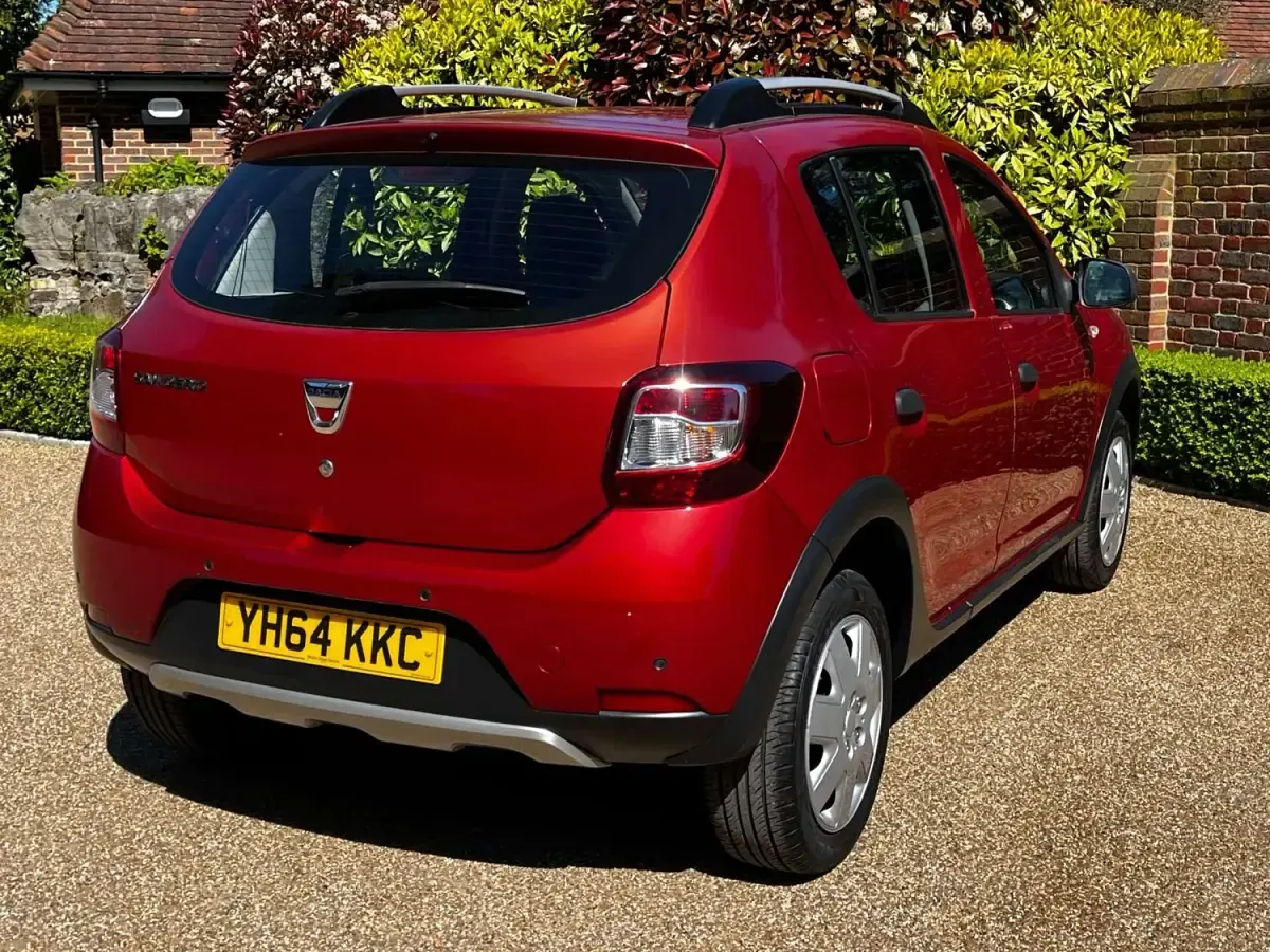 Begagnad Dacia Sandero Lauréate 90 HK (66 kW) 2014 Röd Halvkombi