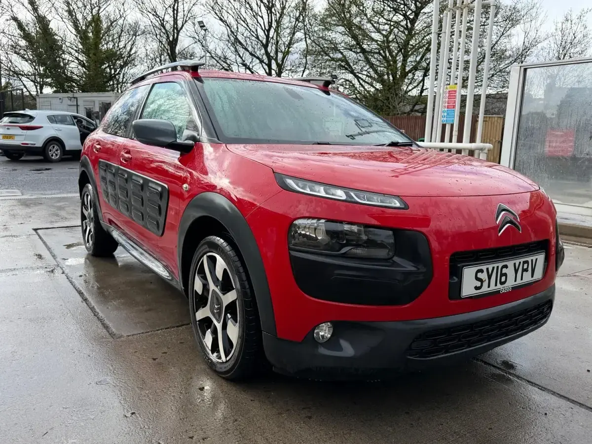 Used Citroën C4 Cactus Flair 100 HP (73 kW) 2016 Red Hatchback