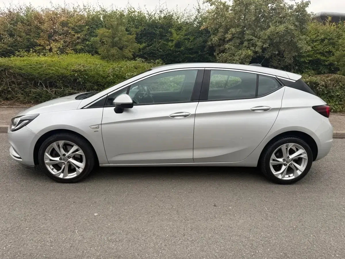 Used Vauxhall Astra SRi 136 HP (100 kW) 2017 Silver Hatchback