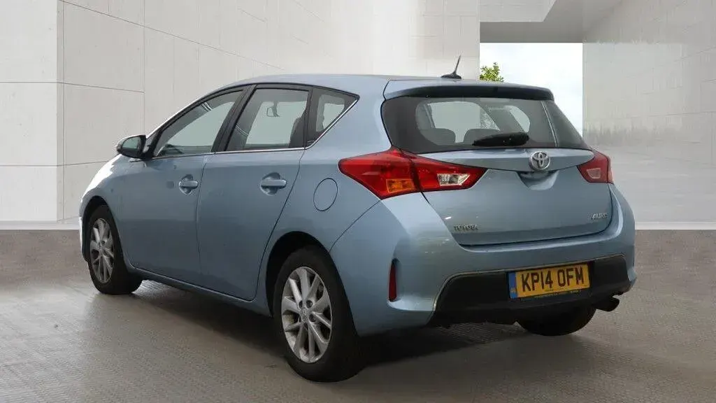Used Toyota Auris 132 HP (97 kW) 2014 Blue Hatchback