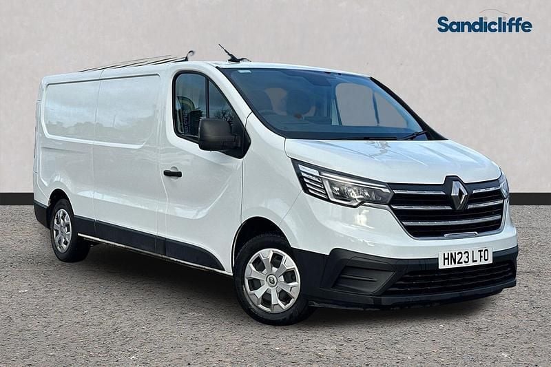 White Used 2023 Renault Trafic MPV | £14,484 (Good price) - Image 1/4