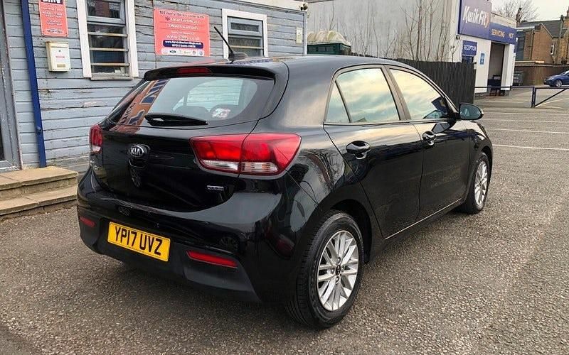Usado Kia Rio 77 HP (56 kW) 2017 Preto Citadino