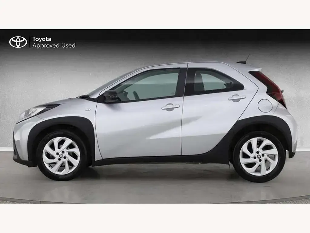 Used Toyota Aygo X PURE 72 HP (52 kW) 2023 Silver SUV