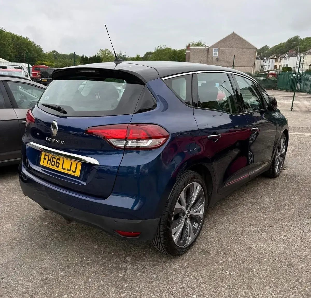 Usado Renault Scénic III Dynamique 110 CV (80 kW) 2016 Azul Monovolumen