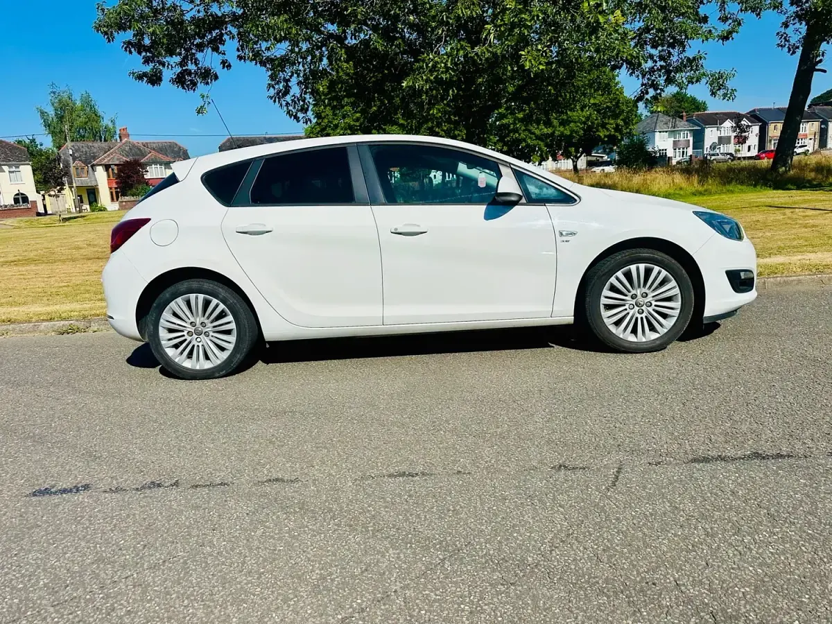 Used Vauxhall Astra 99 HP (72 kW) 2013 White Hatchback
