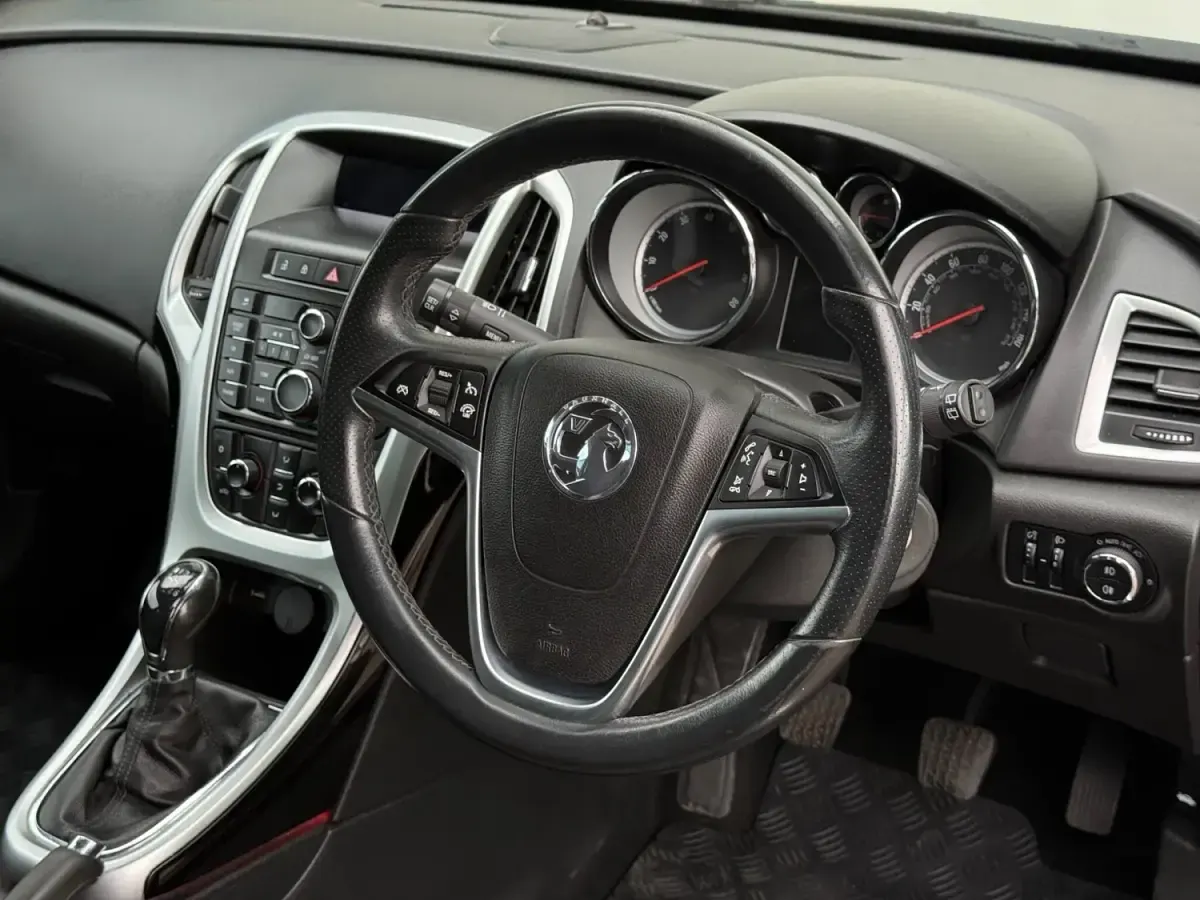 Second-hand Vauxhall Astra GTC SRi 180 CP (132 kW) 2013 Negru Hatchback