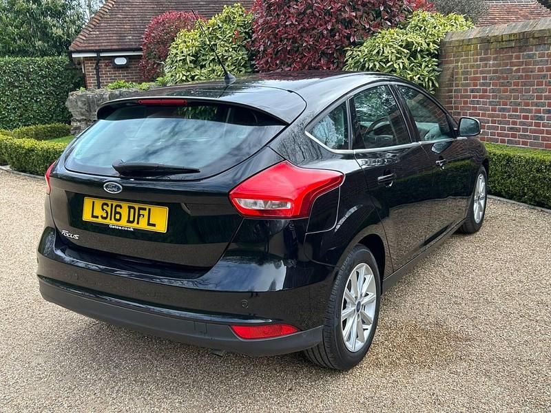 Begagnad Ford Focus Titanium 125 HK (91 kW) 2016 Svart Halvkombi