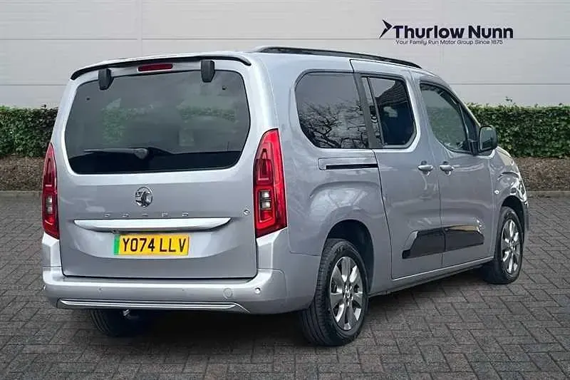 Begagnad Vauxhall Combo Ultimate 100 kW (136 HK) 2025 Grå Minibuss