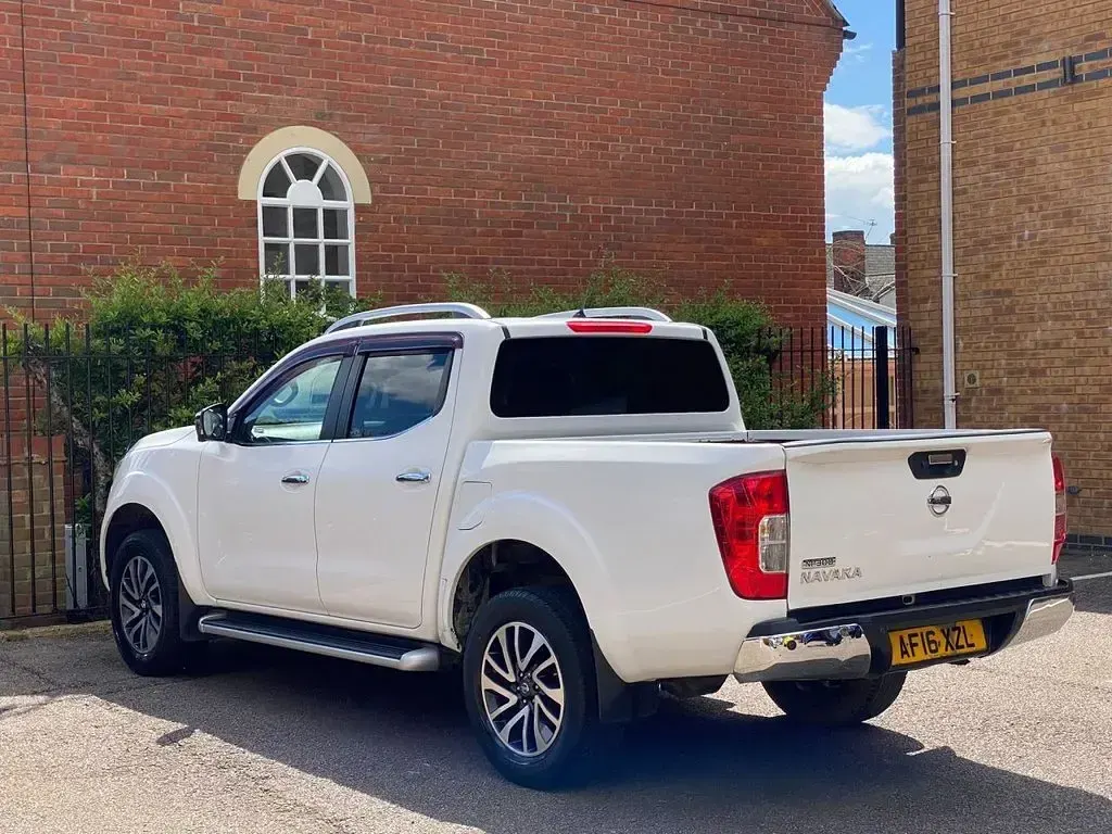 Used Nissan Navara Tekna 190 HP (139 kW) 2016 White Pickup