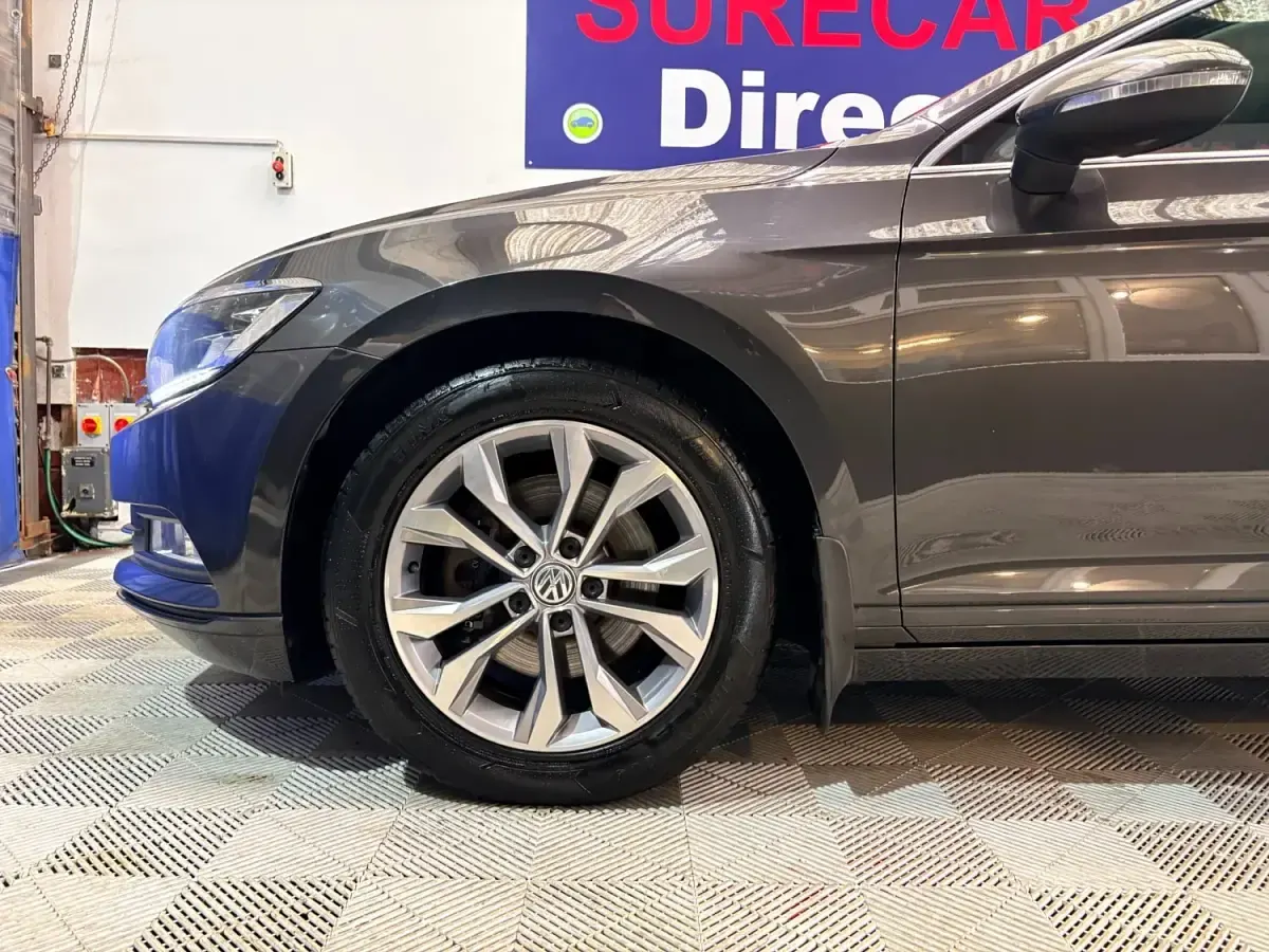 Usado VW Passat Business 150 CV (110 kW) 2019 Gris Familiar