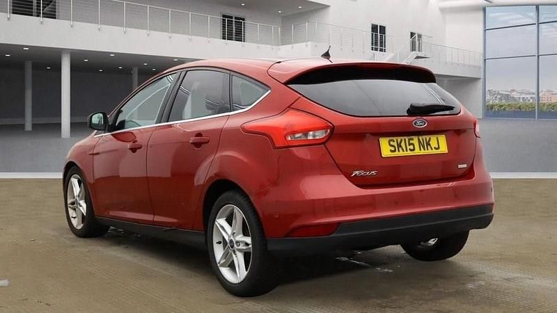 Usado Ford Focus Titanium 125 HP (91 kW) 2015 Vermelho Citadino