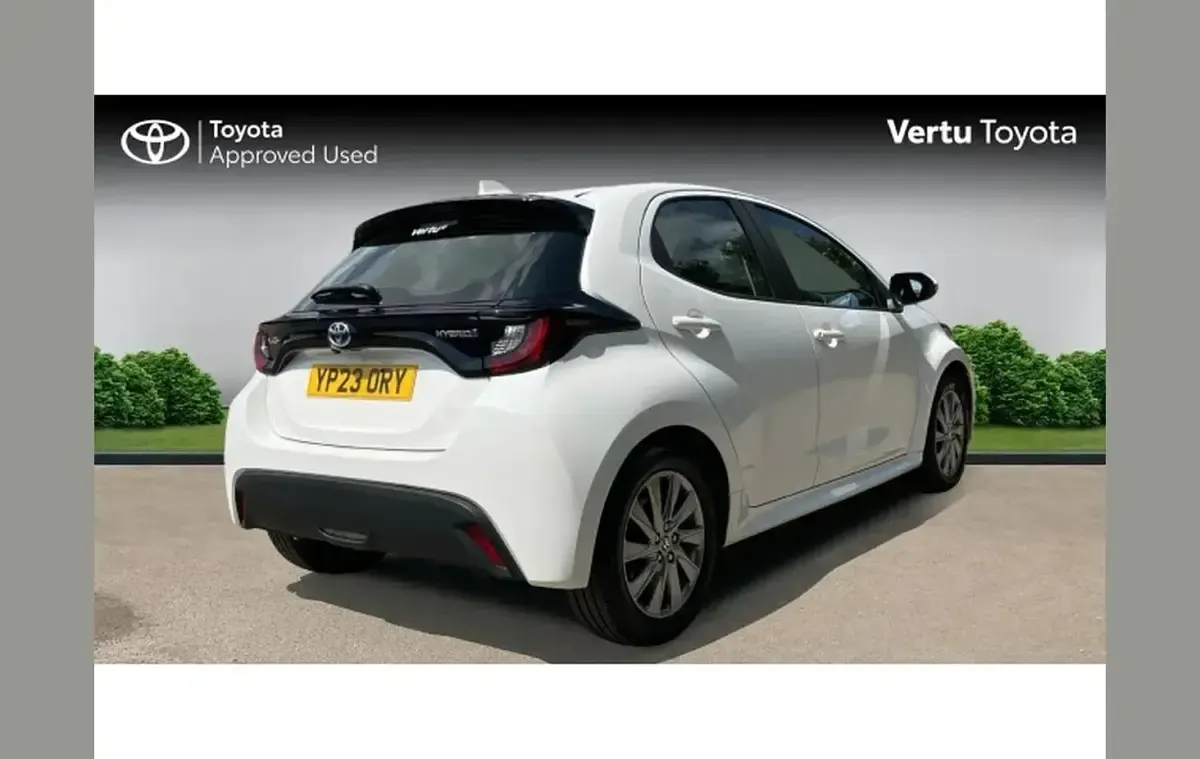 Used Toyota Yaris 113 HP (83 kW) 2023 White Hatchback