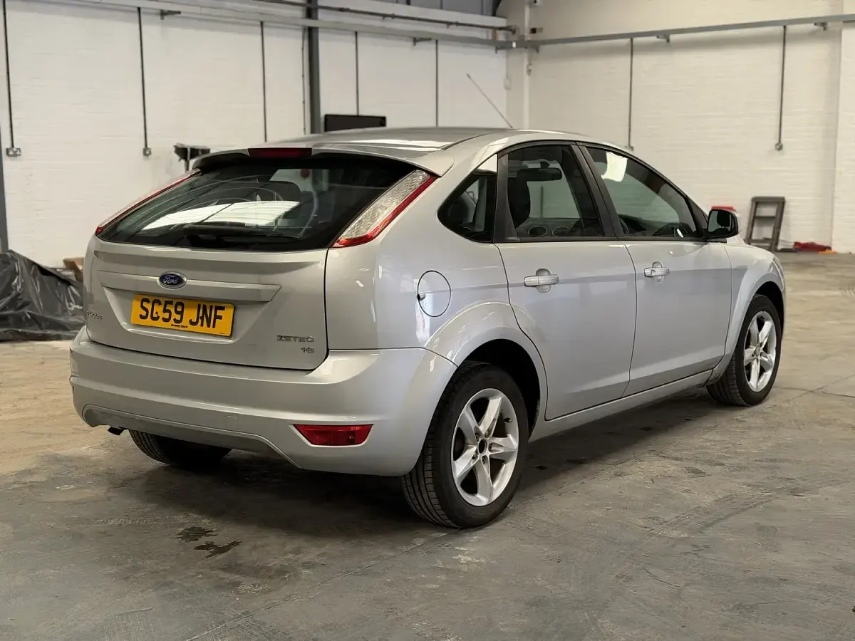 Used Ford Focus Zetec 123 HP (90 kW) 2010 Silver Hatchback