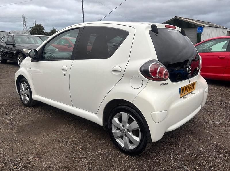 Begagnad Toyota Aygo 68 HK (50 kW) 2012 Vit Halvkombi