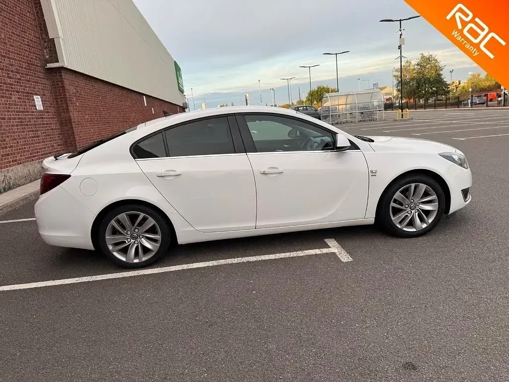 Używany Vauxhall Insignia SRi 140 KM (102 kW) 2017 Biały Hatchback