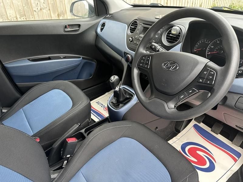 Used Hyundai i10 SE 2015 White Hatchback