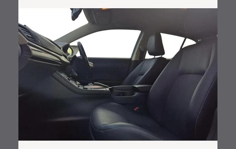 Used Lexus CT200h 136 HP (100 kW) 2016 Red Hatchback