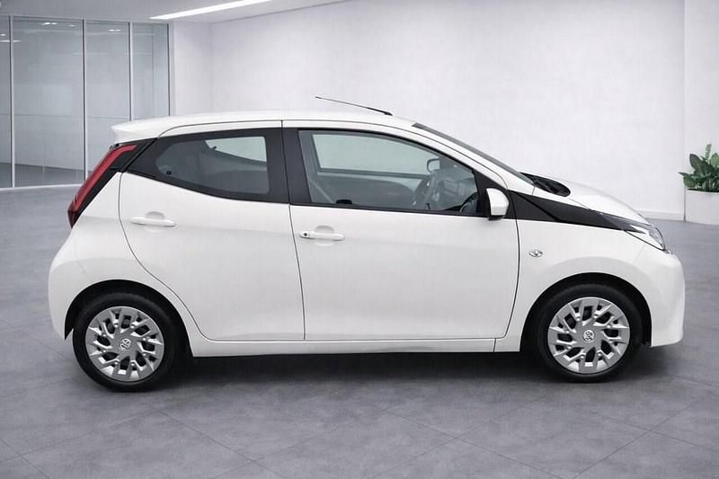 Used Toyota Aygo X-play 71 HP (52 kW) 2019 White Hatchback