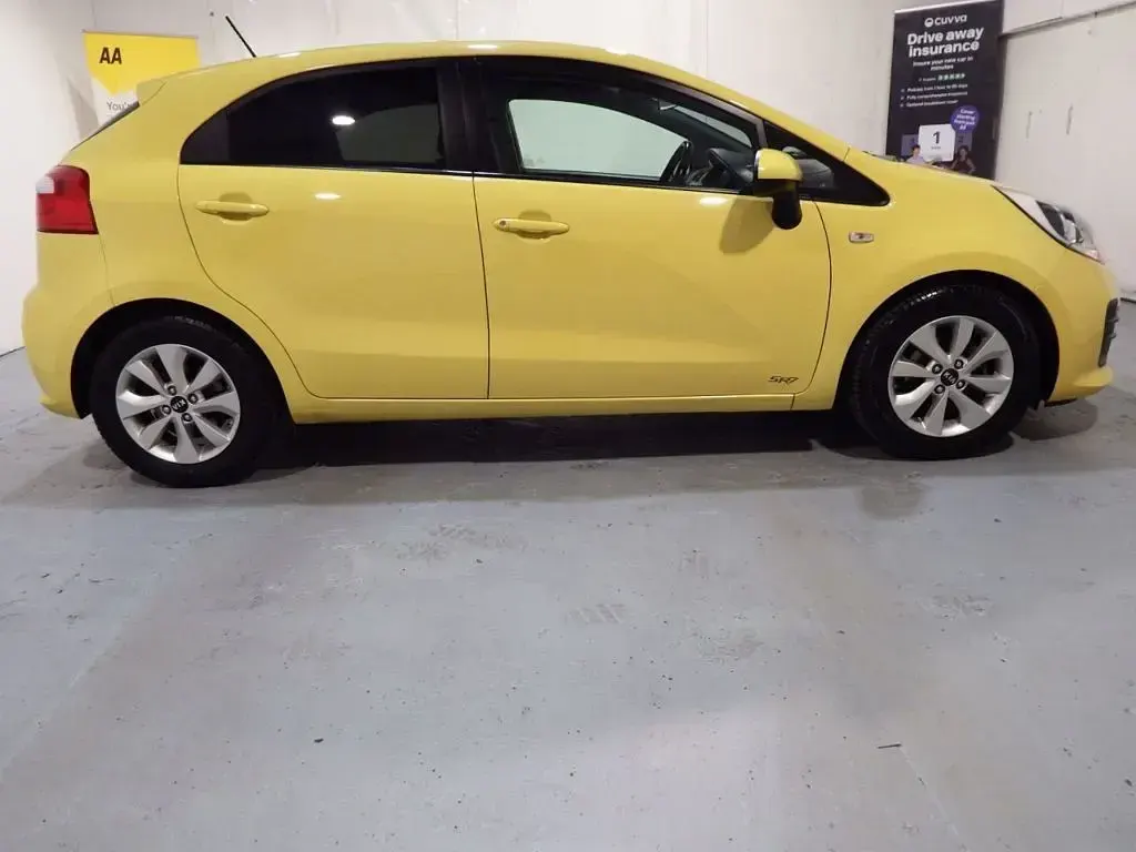 Used Kia Rio 84 HP (61 kW) 2016 Yellow Hatchback