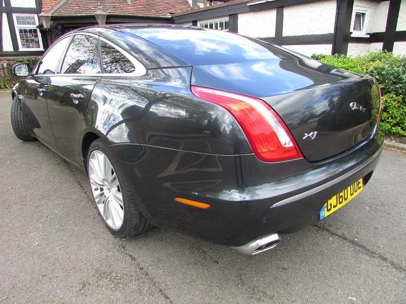 Usado Jaguar XJ Portfolio 275 HP (202 kW) 2010 Cinzento Sedan