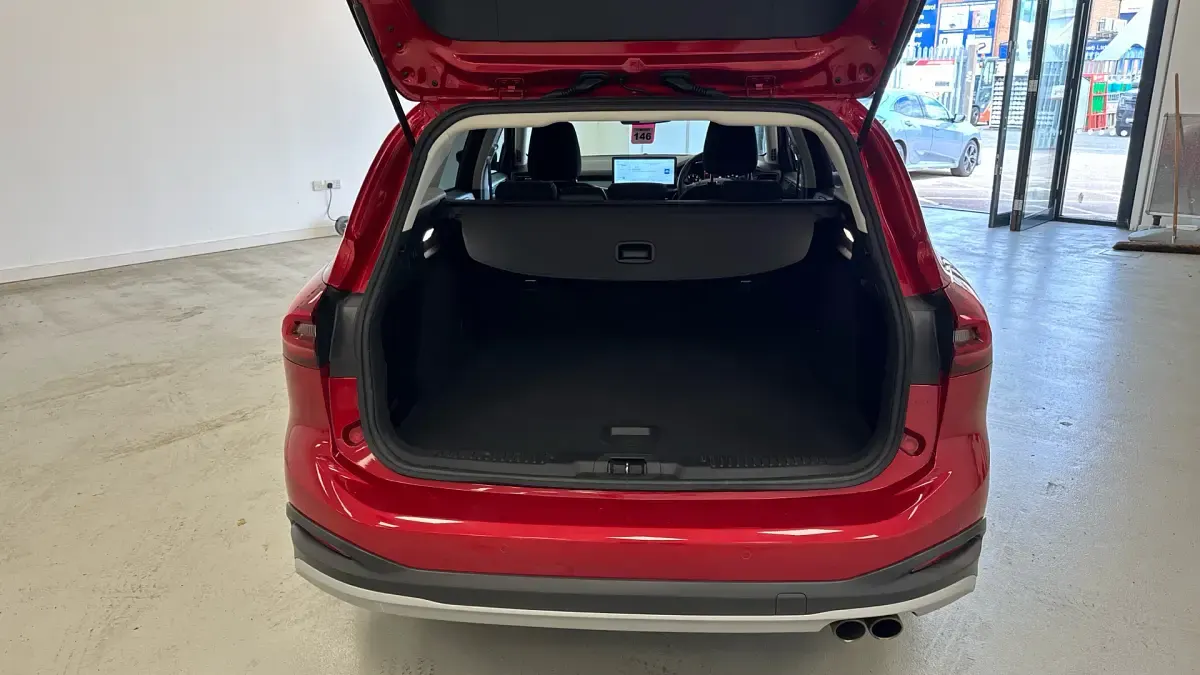 Used Ford Focus Active 155 HP (114 kW) 2023 Red Estate
