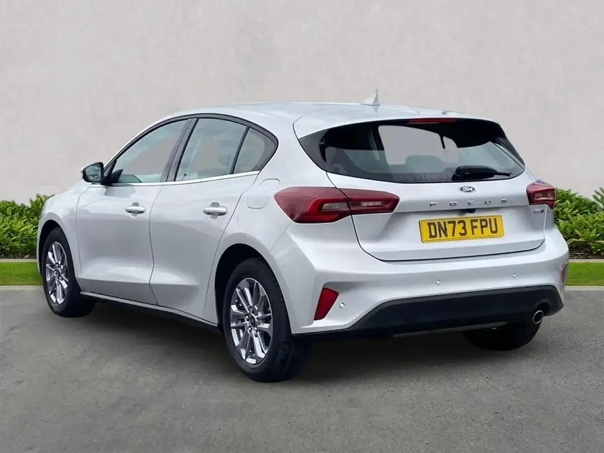 Begagnad Ford Focus Titanium 155 HK (114 kW) 2024 Silver Halvkombi