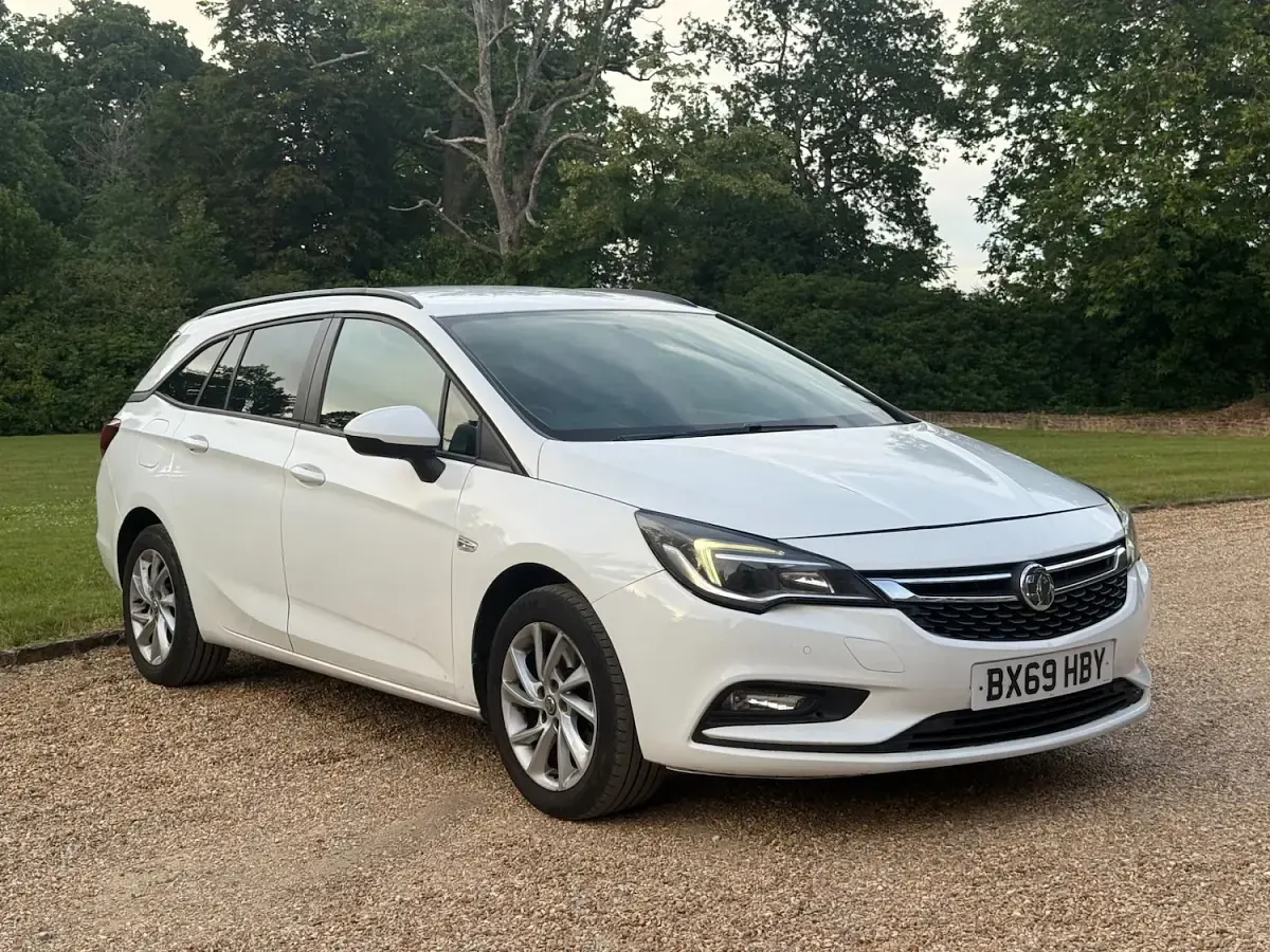 Used Vauxhall Astra Design Edition 136 HP (100 kW) 2019 White Estate