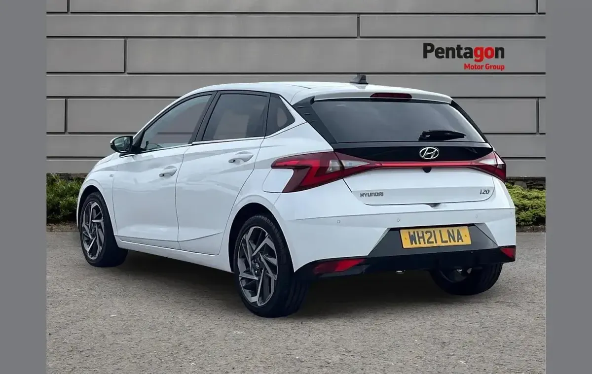 Used Hyundai i20 Premium 99 HP (72 kW) 2021 White Hatchback