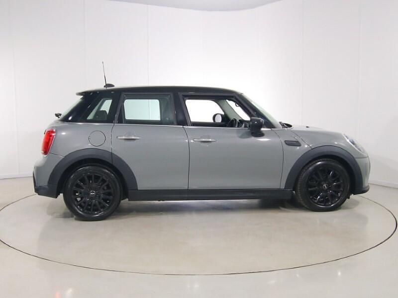 Usado Mini Cooper Classic 134 HP (98 kW) 2022 Cinzento Citadino