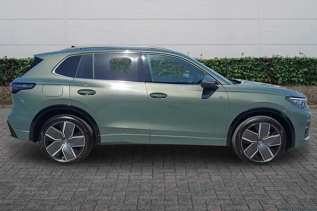 New VW Tiguan R-line 150 HP (110 kW) 2026 Cipressinogreen metallic SUV