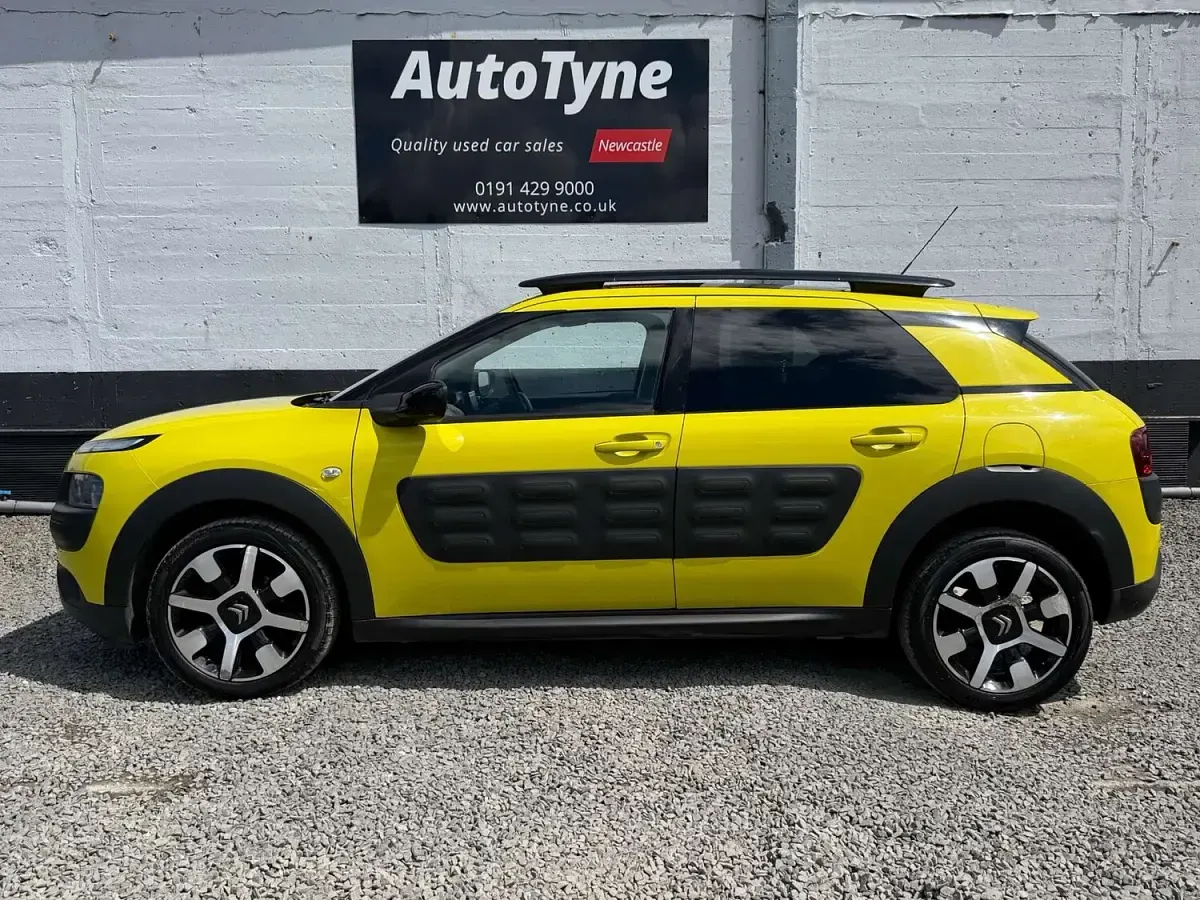 Used Citroën C4 Cactus Feel 110 HP (80 kW) 2017 Yellow Hatchback