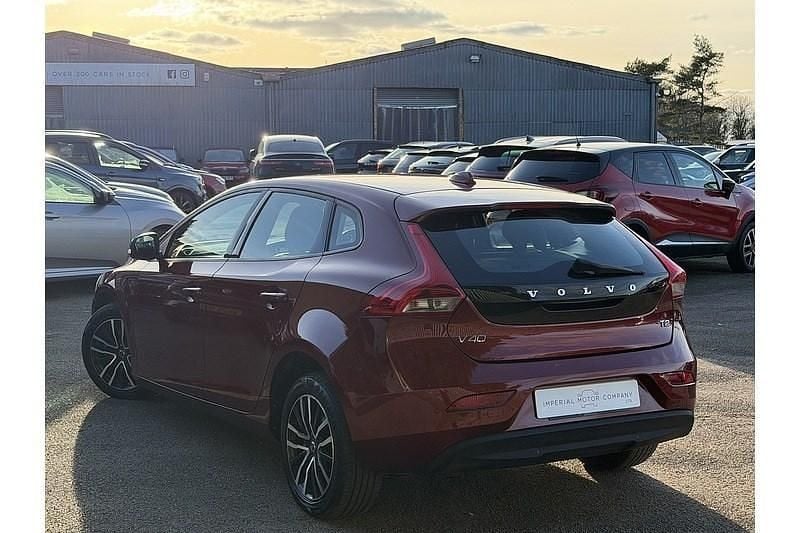 Used Volvo V40 Momentum 122 HP (89 kW) 2016 Red Hatchback