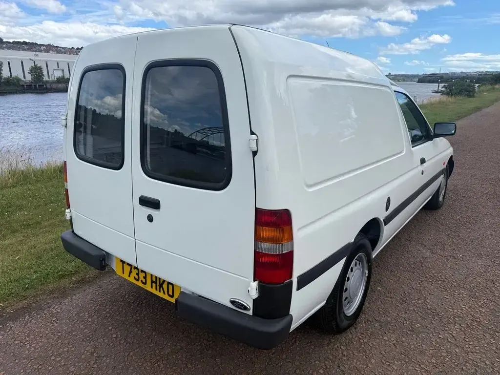 Used Ford Escort 69 HP (50 kW) 1999 White Van