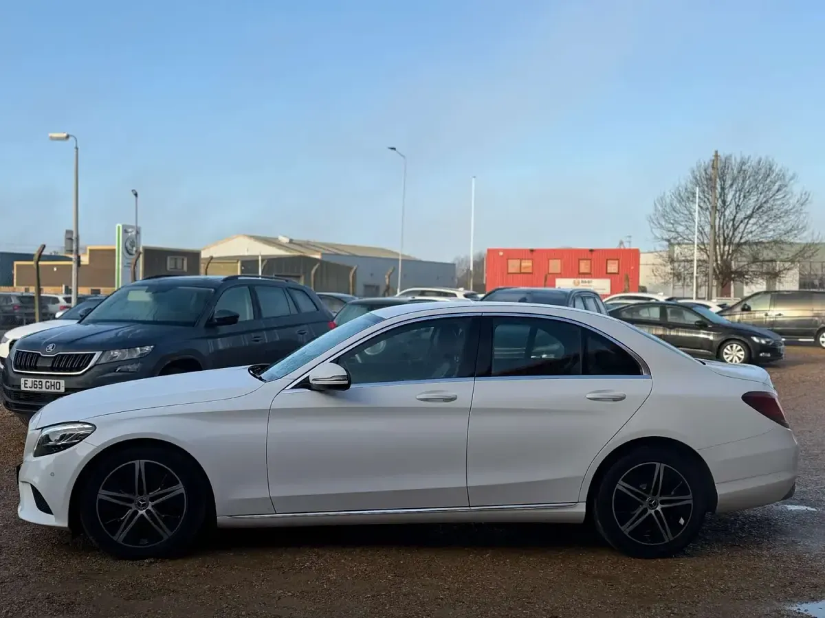 Used Mercedes C220 194 HP (142 kW) 2018 White Sedan