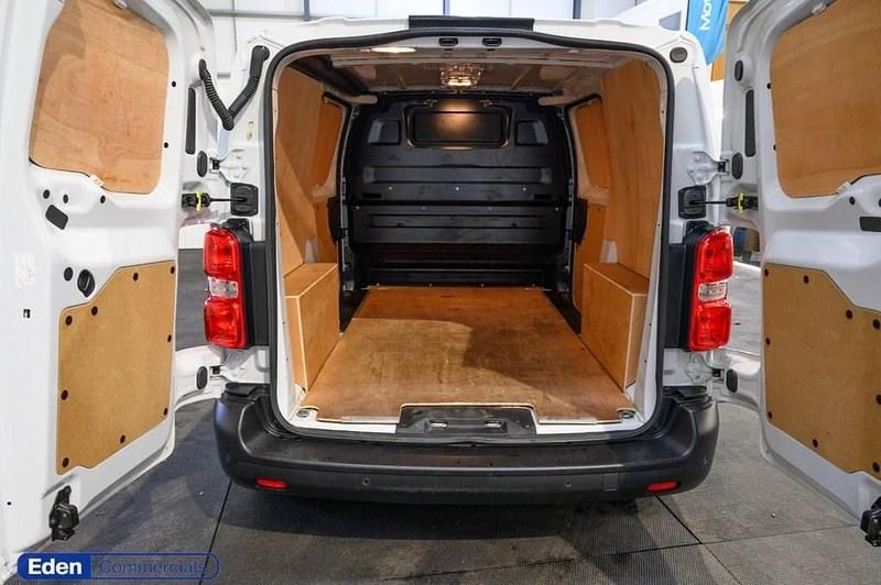 Used Vauxhall Vivaro S 120 HP (88 kW) 2024 White MPV