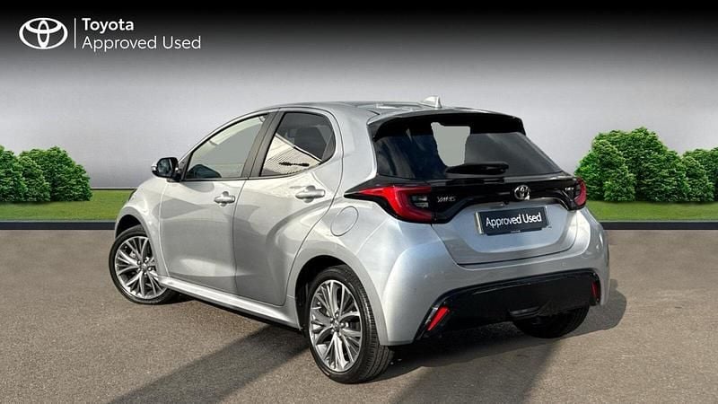 Used Toyota Yaris Hybrid 116 HP (85 kW) 2024 Silver metallic Hatchback
