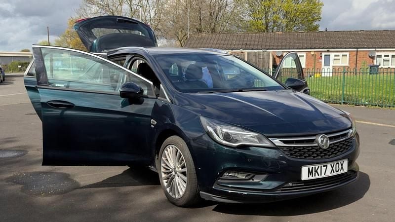 Used Vauxhall Astra Elite 136 HP (100 kW) 2017 Green Estate