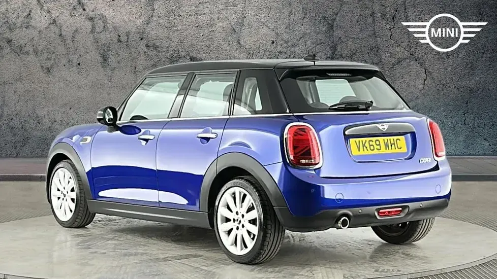 Used Mini Cooper Classic 134 HP (98 kW) 2019 Blue Hatchback