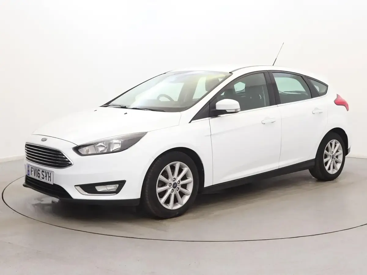 Begagnad Ford Focus Titanium 125 HK (91 kW) 2016 Vit Halvkombi