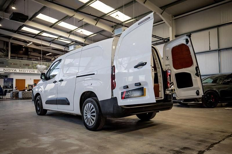 Used Citroën Berlingo 100 HP (73 kW) 2020 White MPV