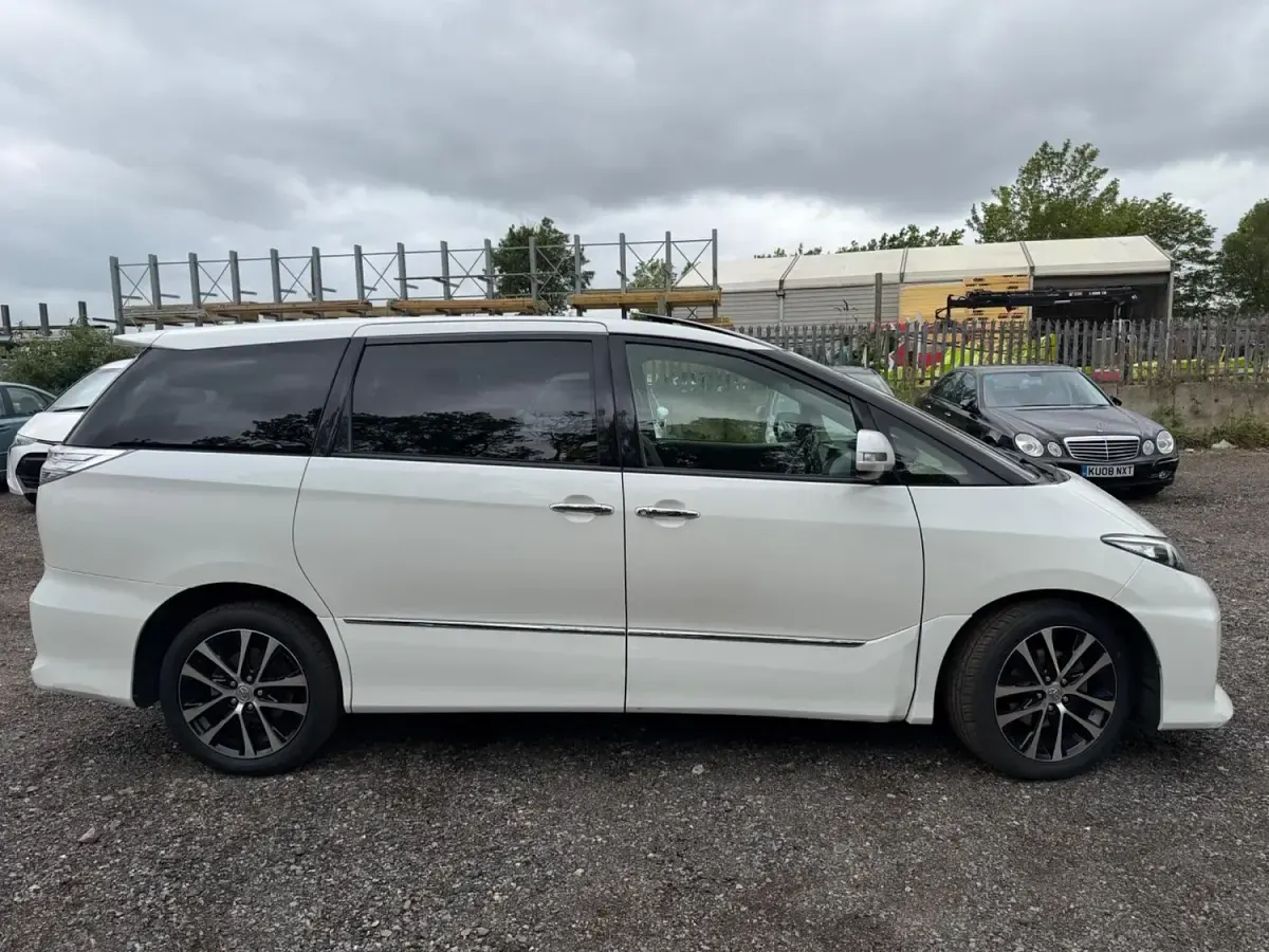 Used Toyota Estima 170 HP (125 kW) 2013 White MPV