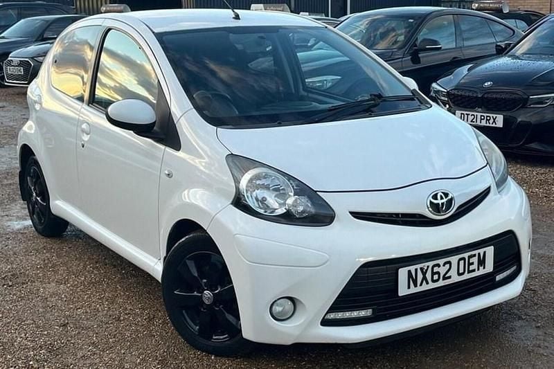 Used Toyota Aygo 68 HP (50 kW) 2012 White Hatchback