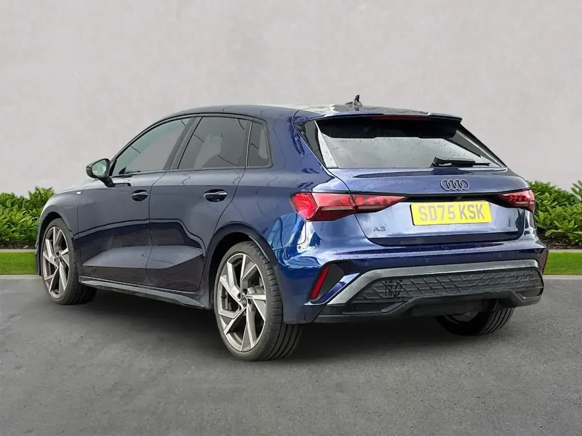 Ny Audi A3 Black Edition 147 HK (108 kW) 2025 Blå Halvkombi