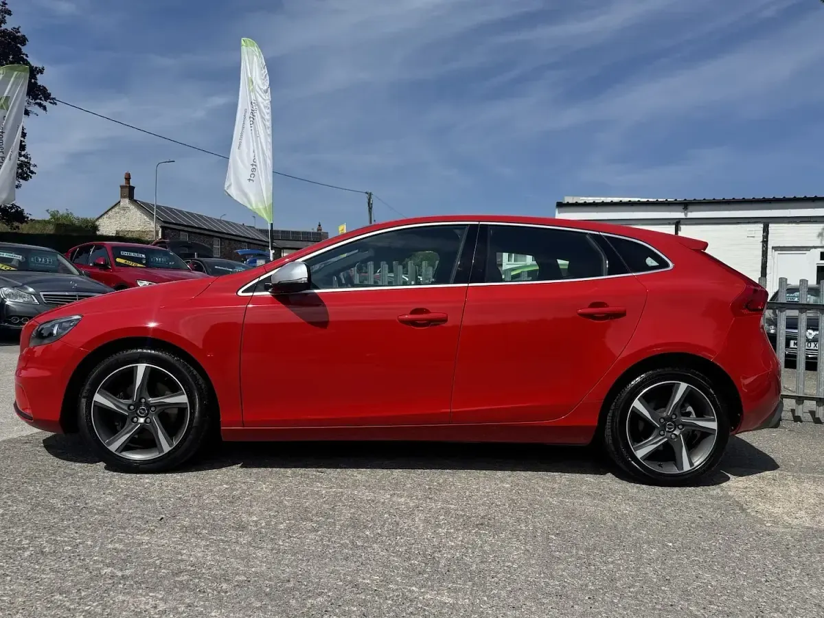 Used Volvo V40 R-Design 150 HP (110 kW) 2014 Red Hatchback