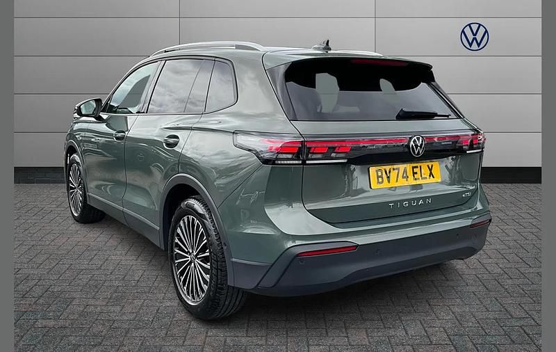 Begagnad VW Tiguan Match 147 HK (108 kW) 2024 Grön SUV