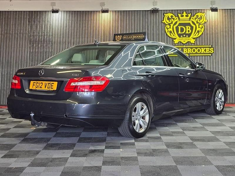 Gebraucht Mercedes E220 SE 170 PS (125 kW) 2012 Grau Limousine
