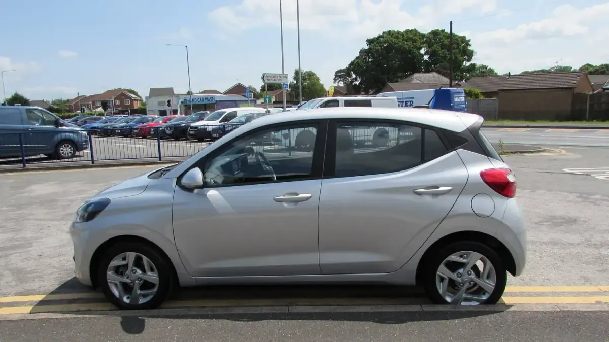 Używany Hyundai i10 SE 84 KM (61 kW) 2022 Srebrny Hatchback