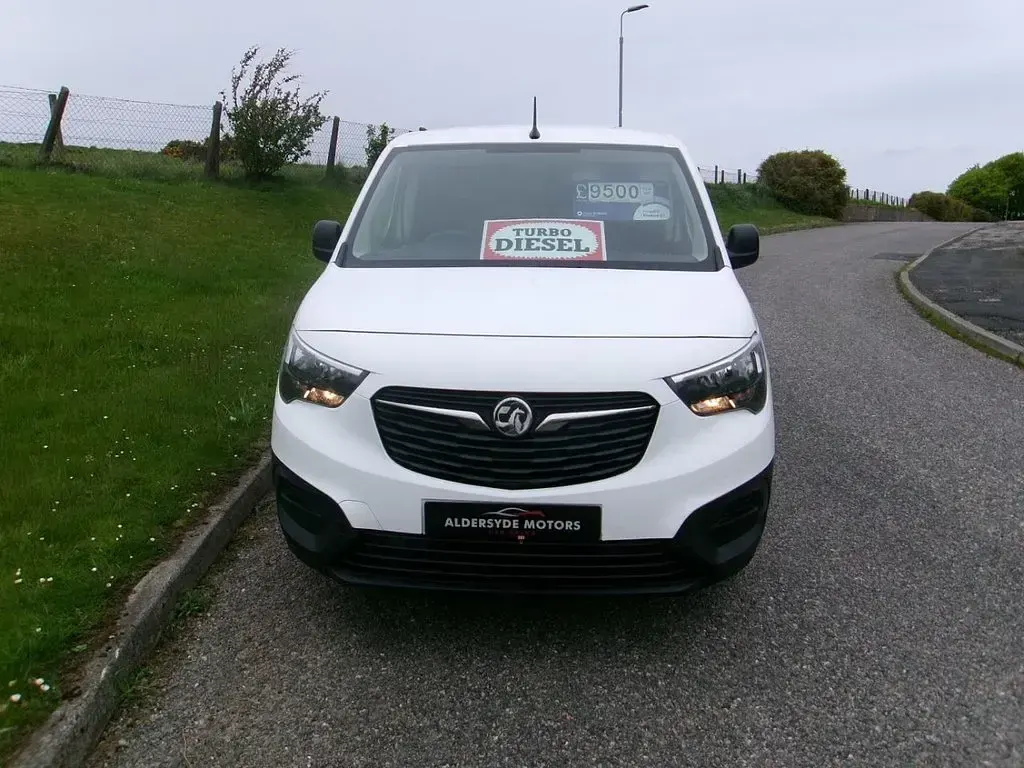 Used Vauxhall Combo 100 HP (73 kW) 2021 White MPV